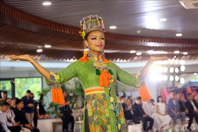 Thí sinh Hoa hậu Hòa bình Quốc tế 2023 trình diễn áo dài Việt Nam tại chương trình. Ảnh: Trần Lê Lâm – TTXVN 