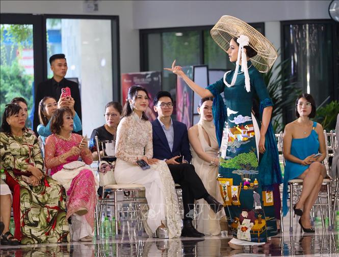 Thí sinh Hoa hậu Hòa bình Quốc tế 2023 trình diễn áo dài Việt Nam tại chương trình. Ảnh: Trần Lê Lâm – TTXVN 
