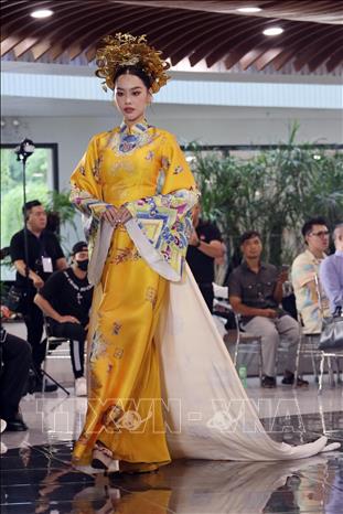 Trình diễn áo dài Việt Nam tại chương trình. Ảnh: Trần Lê Lâm – TTXVN 