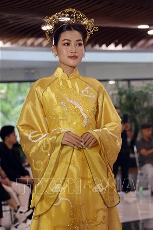 Trình diễn áo dài Việt Nam tại chương trình. Ảnh: Trần Lê Lâm – TTXVN 