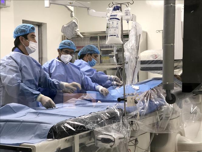 Bác sĩ Bệnh viện Chợ Rẫy Thành phố Hồ Chí Minh hướng dẫn kỹ thuật tim mạch can thiệp trong điều trị cho Bệnh viện Đa khoa An Phước. Ảnh: Nguyễn Thanh - TTXVN