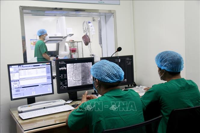Máy chuyên dụng hỗ trợ kỹ thuật tim mạch can thiệp trong điều trị được chuyển giao cho Bệnh viện Đa khoa An Phước. Ảnh: Nguyễn Thanh - TTXVN