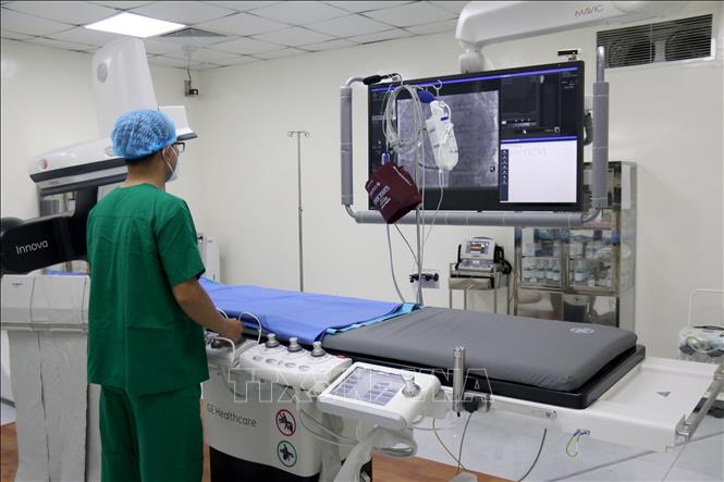 Máy chuyên dụng hỗ trợ kỹ thuật tim mạch can thiệp trong điều trị được chuyển giao cho Bệnh viện Đa khoa An Phước. Ảnh: Nguyễn Thanh - TTXVN
