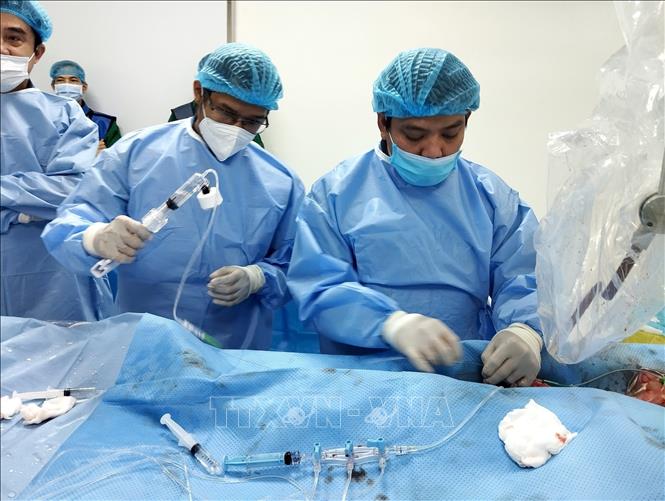 Bác sĩ Bệnh viện Chợ Rẫy Thành phố Hồ Chí Minh hướng dẫn kỹ thuật tim mạch can thiệp trong điều trị cho Bệnh viện Đa khoa An Phước. Ảnh: Nguyễn Thanh - TTXVN