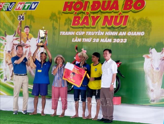 Ban tổ chức trao giải Nhất cho đôi bò số đeo 42 của ông Chau Mane, ngụ thị trấn Cô Tô, huyện Tri Tôn, An Giang. Ảnh: Công Mạo - TTXVN