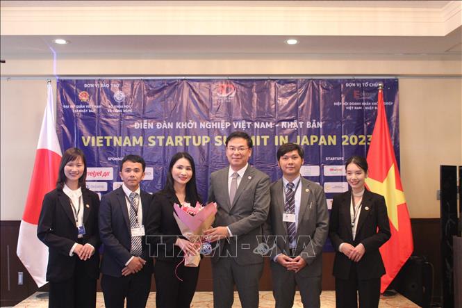 Đại sứ Phạm Quang Hiệu tặng hoa Ban chấp hành E-Future. Ảnh: Phạm Tuân - pv TTXVN tại Nhật Bản