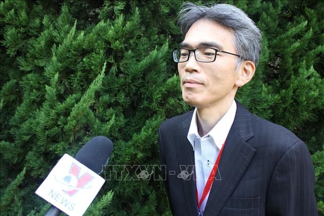 Ông Yuzo Hosaka, trưởng Phòng phát triển châu Á, Ngân hàng GMO Aozora trả lời phỏng vấn TTXVN. Ảnh: Phạm Tuân - pv TTXVN tại Nhật Bản
