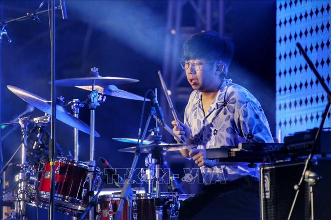 Tiết mục của ban nhạc Club Mild đến từ Singapore. Ảnh: Tuấn Đức - TTXVN