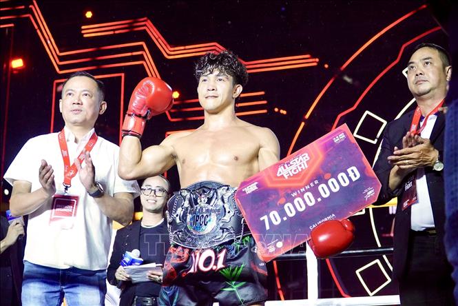 Võ sỹ Nguyễn Trần Duy Nhất xuất sắc giành đai vô địch IPCC (International Professional Combat Council) hạng 60 kg nam. Ảnh: Thanh Vũ - TTXVN
