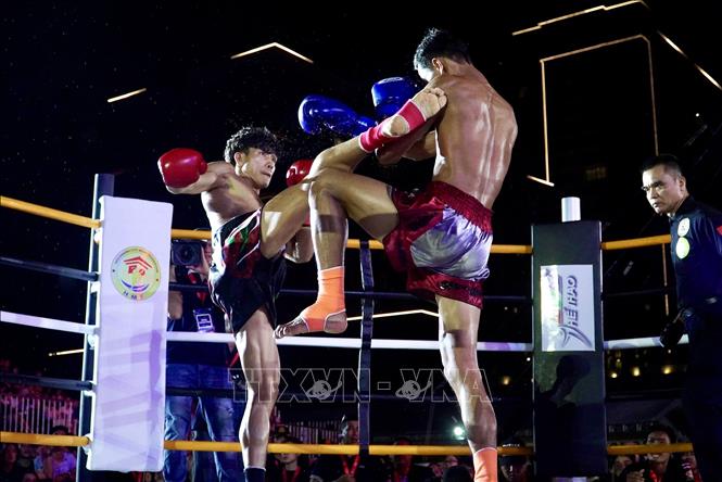 Võ sỹ Nguyễn Trần Duy Nhất (găng đỏ) trong trận tranh đai vô địch IPCC (International Professional Combat Council) hạng 60 kg nam với võ sỹ người Thái Lan Chaiwat Sungnoi (găng xanh). Ảnh: Thanh Vũ - TTXVN
