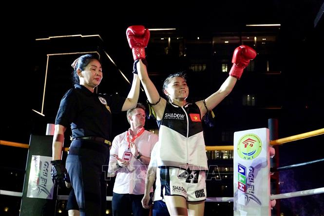 Nữ võ sỹ Huỳnh Hà Hữu Hiếu thắng knock-out trước võ sỹ Thái Lan Porwa Thumnawas ở hạng 46 kg sau 1 phút 30 giây ở hiệp đấu thứ nhất. Ảnh: Thanh Vũ - TTXVN
