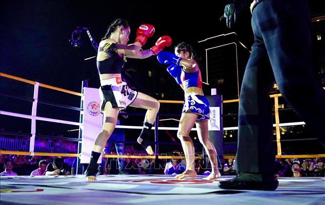 Nữ võ sỹ Huỳnh Hà Hữu Hiếu (găng đỏ) thắng knock-out trước võ sỹ Thái Lan Porwa Thumnawas ở hạng 46 kg sau 1 phút 30 giây ở hiệp đấu thứ nhất. Ảnh: Thanh Vũ - TTXVN
