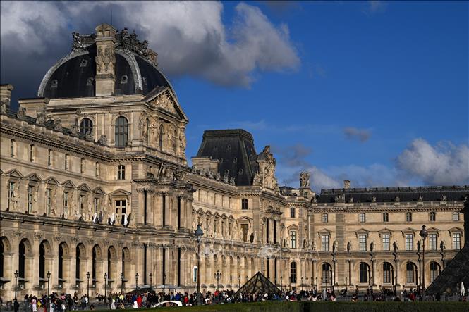 Quang cảnh bên ngoài Bảo tàng Louvre ở Paris, Pháp. Ảnh: AFP/TTXVN
