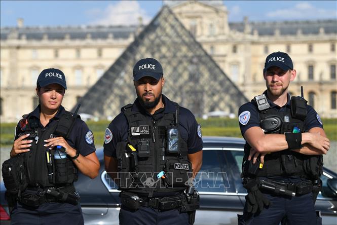 Cảnh sát gác tại Bảo tàng Louvre ở Paris, Pháp. Ảnh: AFP/TTXVN