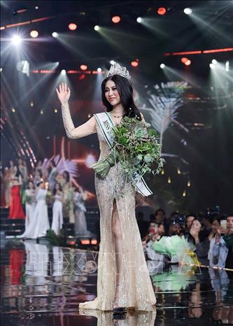 Miss Earth Vietnam 2023 Đỗ Thị Lan Anh rạng rỡ trong khoảnh khắc đăng quang. Ảnh: TTXVN phát