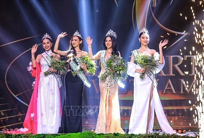 Top 4 Miss Earth Vietnam 2023 trong khoảnh khắc đăng quang. Ảnh: TTXVN phát