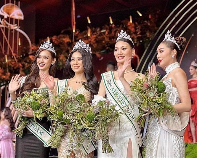 Top 4 Miss Earth Vietnam 2023 rạng rỡ trong khoảnh khắc đăng quang. Ảnh: TTXVN phát