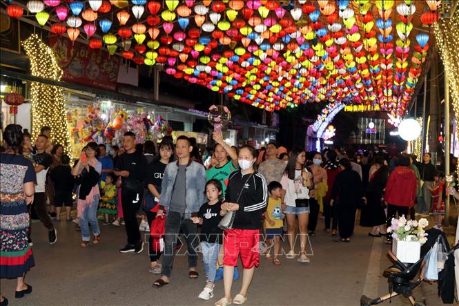 Phố đi bộ Kỳ Lừa, thành phố Lạng Sơn - điểm đến hấp dẫn thu hút hàng nghìn du khách mỗi tuần. Ảnh: Văn Đạt - TTXVN