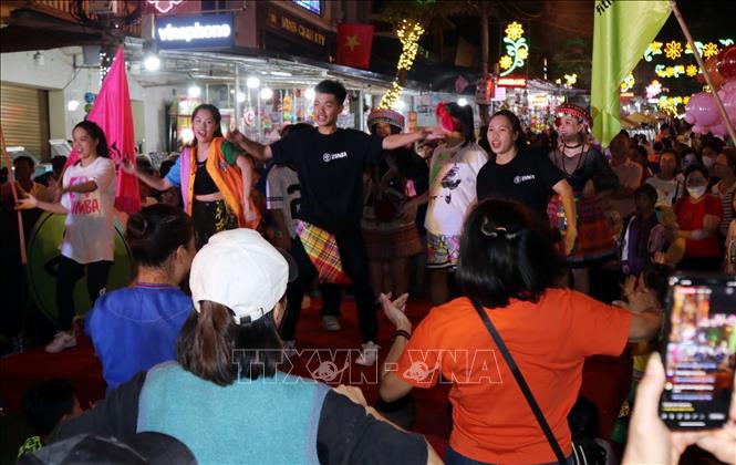 Nhiều tiết mục văn hóa, văn nghệ độc đáo được trình diễn tại không gian phố đi bộ Kỳ Lừa, thành phố Lạng Sơn. Ảnh: Văn Đạt - TTXVN