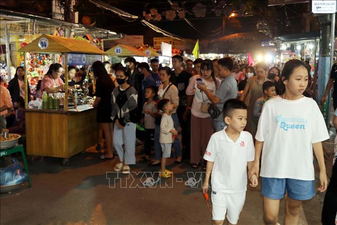 Phố đi bộ Kỳ Lừa, thành phố Lạng Sơn - điểm đến hấp dẫn thu hút hàng nghìn du khách mỗi tuần. Ảnh: Văn Đạt - TTXVN