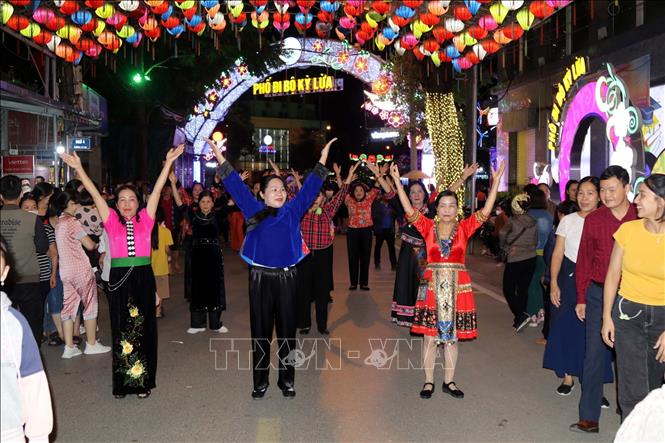 Nhiều tiết mục văn hóa, văn nghệ độc đáo được trình diễn tại không gian phố đi bộ Kỳ Lừa. Ảnh: Văn Đạt - TTXVN