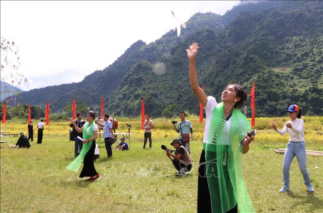 Hòa mình vào các trò chơi dân gian tại lễ hội. Ảnh: Nguyễn Oanh-TTXVN