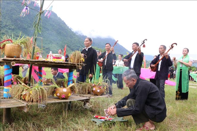 Chủ tế thực hiện nghi thức cúng hồn lúa. Mọi người chung quanh cùng đàn và múa. Ảnh: Nguyễn Oanh-TTXVN