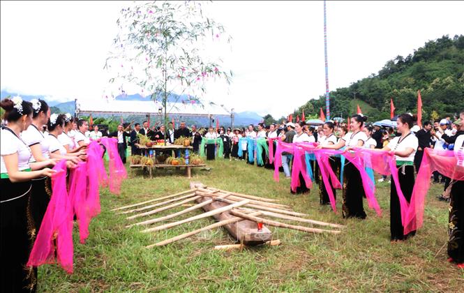 Thực hiện nghi thức cúng hồn lúa. Ảnh: Nguyễn Oanh-TTXVN