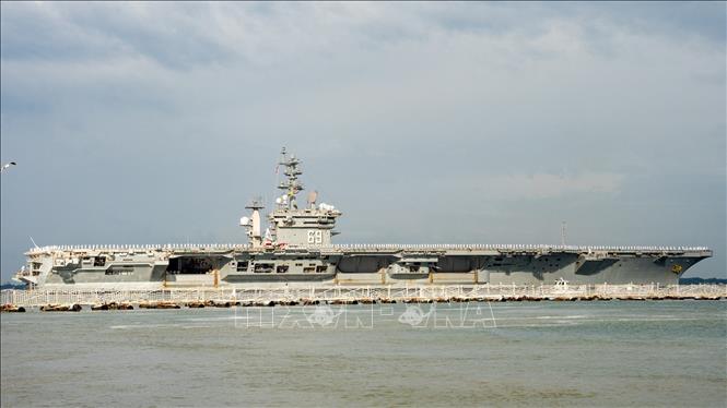 Tàu sân bay USS Dwight D. Eisenhower của Mỹ được triển khai từ căn cứ hải quân Norfolk ngày 14/10/2023. Ảnh: AFP/TTXVN