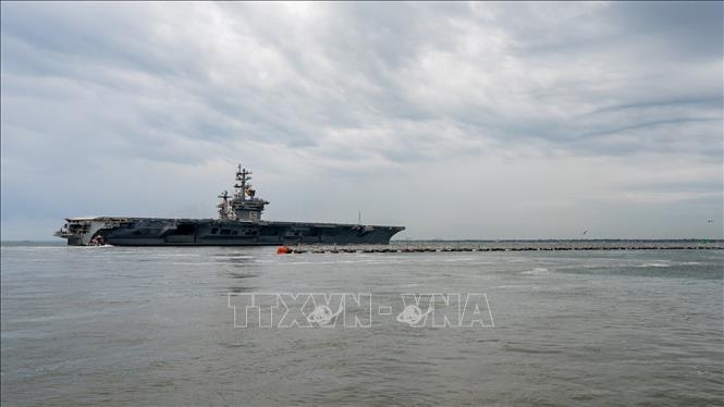 Tàu sân bay USS Dwight D. Eisenhower của Mỹ được triển khai từ căn cứ hải quân Norfolk ngày 14/10/2023. Ảnh: AFP/TTXVN