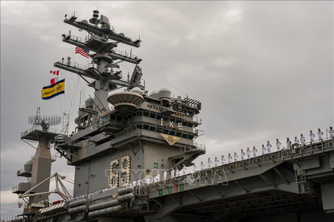 Tàu sân bay USS Dwight D. Eisenhower của Mỹ được triển khai từ căn cứ hải quân Norfolk ngày 14/10/2023. Ảnh: AFP/TTXVN