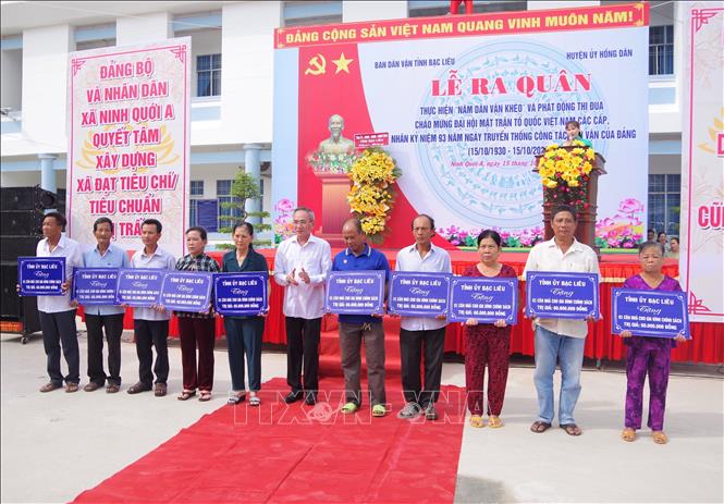 Bí thư Tỉnh ủy Bạc Liêu Lữ Văn Hùng trao tặng nhà cho các gia đình chính sách trên địa bàn. Ảnh: Chanh Đa-TTXVN