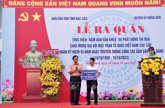 Ông Nguyễn Văn Hòa, Trưởng Ban Dân vận Tỉnh ủy, Chủ tịch Ủy ban MTTQ Việt Nam tỉnh Bạc Liêu trao bảng tượng trưng tặng 20 căn nhà Tình thương cho xã Ninh Quới A (huyện Hồng Dân). Ảnh: Chanh Đa-TTXVN
