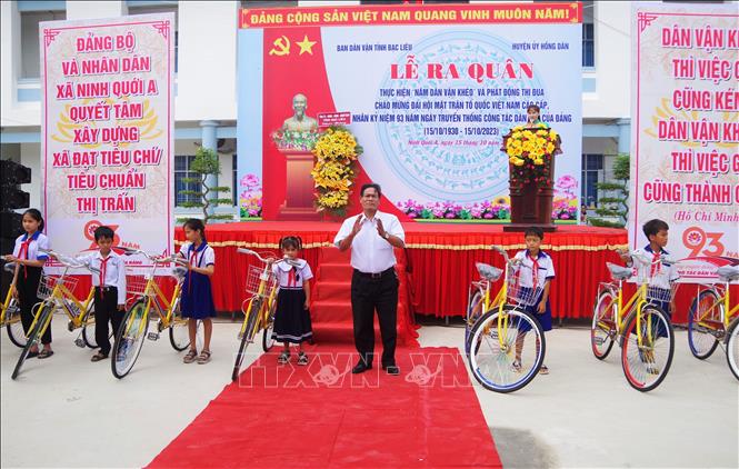 Đại diện Sở Lao động-Thương binh và Xã hội tỉnh Bạc Liêu trao tặng xe đạp cho học sinh nghèo hiếu học. Ảnh: Chanh Đa-TTXVN
