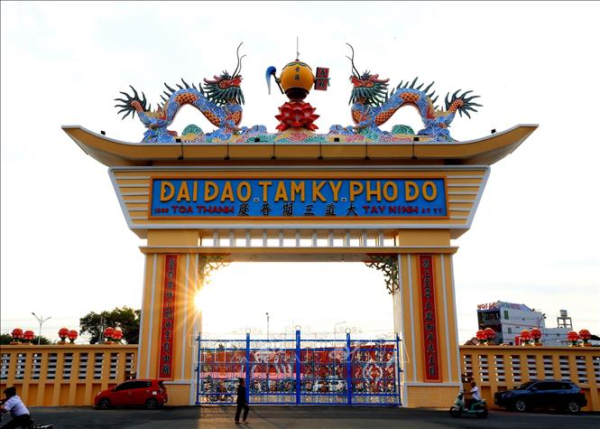 Cổng chính vào Tòa Thánh Tây Ninh. Ảnh: Hồng Đạt - TTXVN
