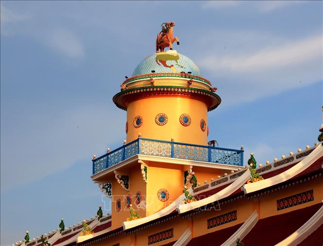 Nghinh Phong Đài trên nóc Tòa Thánh với mái vòm theo kiểu thánh đường Hồi giáo. Ảnh: Hồng Đạt - TTXVN
