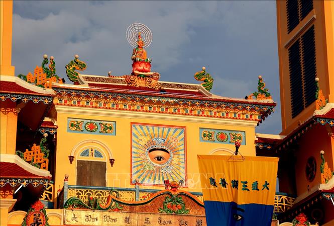 Tượng Phật ngự tòa sen và biểu tượng Thiên nhãn trước Tòa Thánh Tây Ninh. Ảnh: Hồng Đạt - TTXVN
