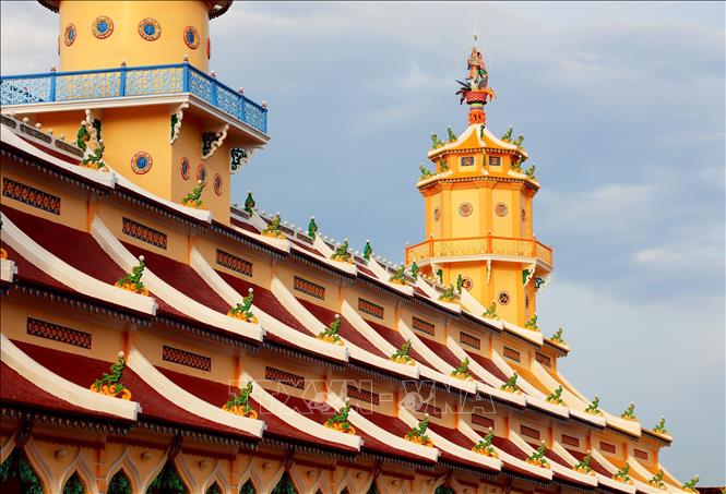 Kiến trúc mái độc đáo của Tòa Thánh Tây Ninh là sự pha trộn giữa kiến trúc truyền thống Việt Nam với kiến trúc của thánh đường Hồi giáo và điện thờ của Đạo giáo. Ảnh: Hồng Đạt - TTXVN
