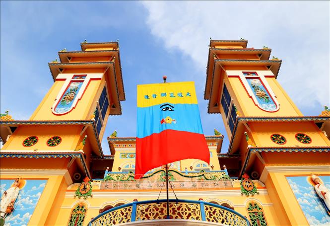 Cờ Tam Thanh - Đạo kỳ của đạo Cao Đài được treo trước Tòa Thánh trong những ngày lễ của bổn đạo. Ảnh: Hồng Đạt - TTXVN
