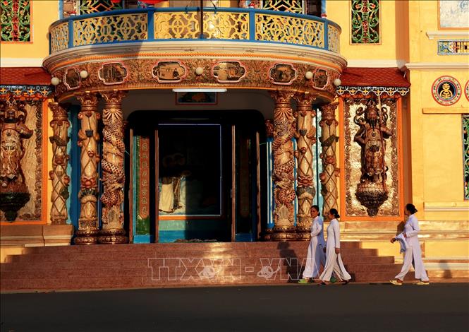 Cổng vào của Tòa Thánh Tây Ninh. Ảnh: Hồng Đạt - TTXVN
