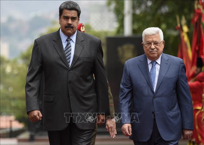 (Tư liệu) Tổng thống Venezuela Nicolas Maduro (trái) và Tổng thống Palestine Mahmoud Abbas trong cuộc gặp ở Caracas ngày 7/5/2018. Ảnh: AFP/TTXVN