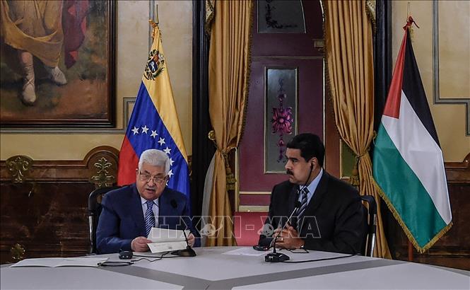 (Tư liệu) Tổng thống Venezuela Nicolas Maduro (phải) và Tổng thống Palestine Mahmoud Abbas tại cuộc gặp ở Caracas ngày 7/5/2018. Ảnh: AFP/TTXVN