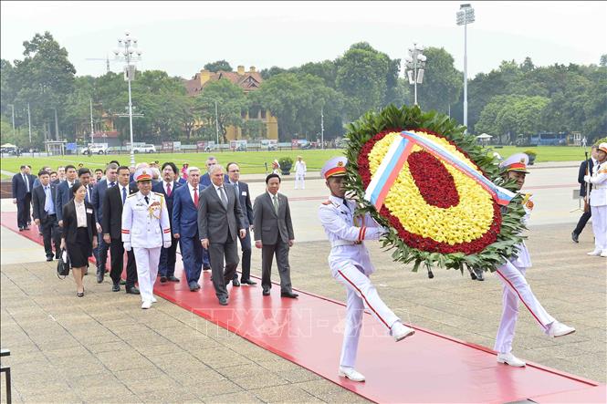 Chủ tịch Duma Quốc gia Quốc hội Liên bang Nga Vyacheslav Victorovich Volodin đặt vòng hoa và vào Lăng viếng Chủ tịch Hồ Chí Minh. Ảnh: Minh Đức - TTXVN