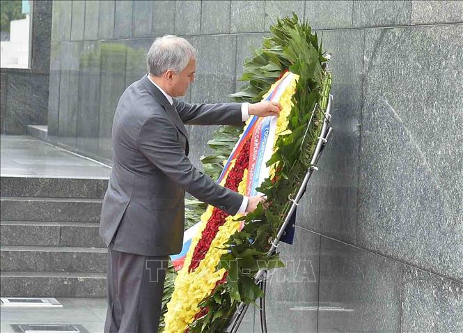 Chủ tịch Duma Quốc gia Quốc hội Liên bang Nga Vyacheslav Victorovich Volodin đặt vòng hoa tại Lăng Chủ tịch Hồ Chí Minh. Ảnh: Minh Đức - TTXVN