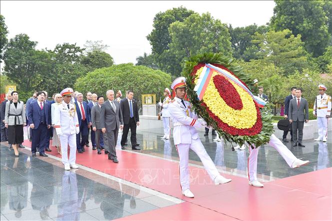 Chủ tịch Duma Quốc gia Quốc hội Liên bang Nga Vyacheslav Victorovich Volodin đặt vòng hoa tại Đài tưởng niệm các Anh hùng liệt sĩ. Ảnh: Minh Đức - TTXVN

