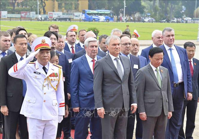 Chủ tịch Duma Quốc gia Quốc hội Liên bang Nga Vyacheslav Victorovich Volodin thành kính tưởng nhớ Chủ tịch Hồ Chí Minh. Ảnh: Minh Đức - TTXVN