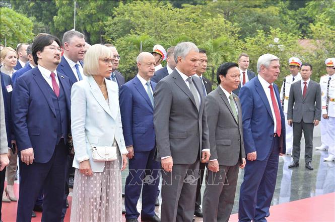 Chủ tịch Duma Quốc gia Quốc hội Liên bang Nga Vyacheslav Victorovich Volodin thành kính tưởng niệm các Anh hùng liệt sĩ. Ảnh: Minh Đức - TTXVN

