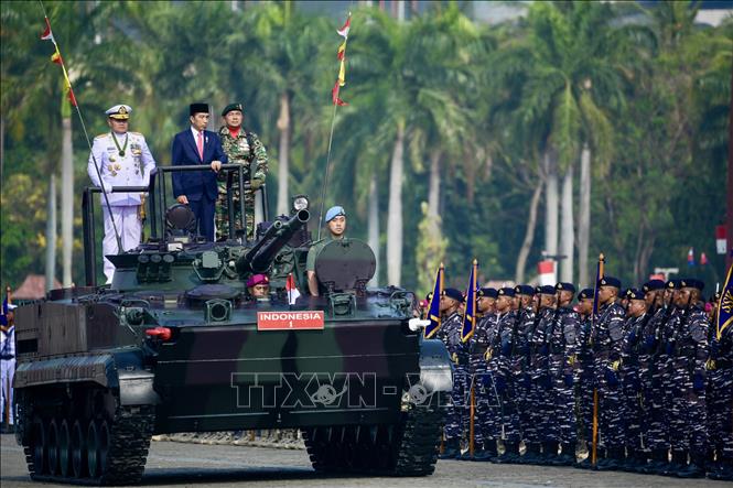 Tổng thống Joko Widodo (thứ 2 trái) tại lễ duyệt binh kỷ niệm 78 năm thành lập Quân đội quốc gia Indonesia ở Banda Aceh, ngày 5/10/2023. Ảnh: AFP/TTXVN