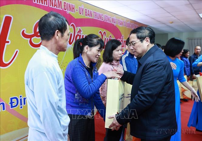 Thủ tướng Phạm Minh Chính tặng quà cho công nhân, người lao động, người có hoàn cảnh khó khăn tỉnh Nam Định trong Chương trình “Tết sum vầy”, sáng 14/1/2023. Ảnh: Dương Giang-TTXVN