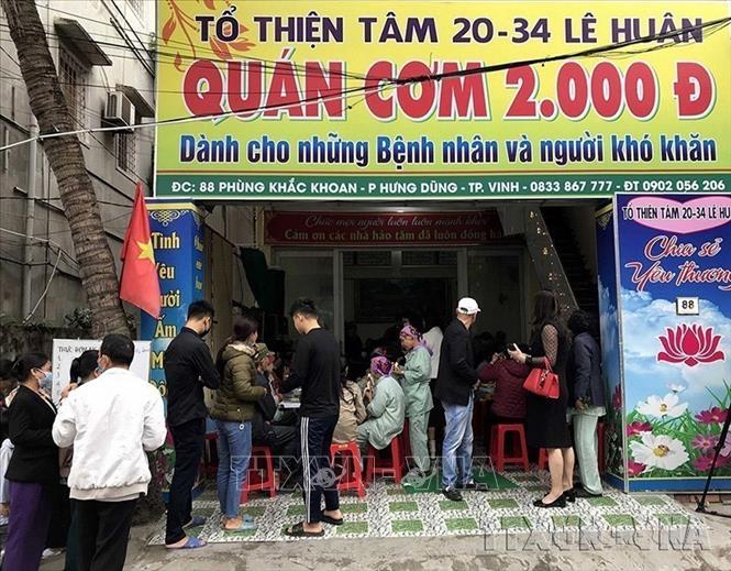Quán cơm 2.000 đ (đường Phùng Khắc Khoan, thành phố Vinh, tỉnh Nghệ An) mở cửa phục vụ các bệnh nhân, người lao động gặp khó khăn do ảnh hưởng của dịch COVID-19 vào các trưa thứ Ba, Năm, Bẩy hằng tuần. Ảnh: Tá Chuyên - TTXVN